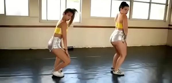  Melani cisneros y su amiga bailando para pedir pija grande